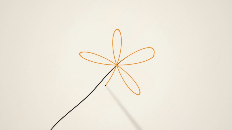 一筆描きで描かれた、暖色の花火が五枚の花びらのように開いた瞬間
